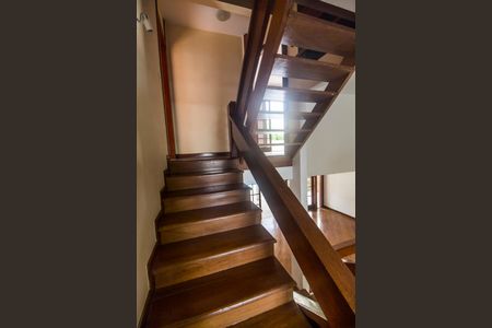 Casa de condomínio à venda com 380m², 4 quartos e 4 vagasEscada