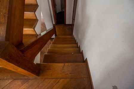 Casa de condomínio à venda com 380m², 4 quartos e 4 vagasEscada