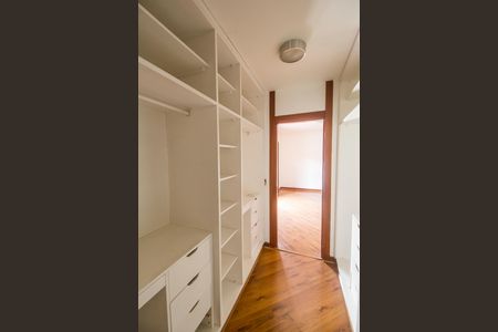 Casa de condomínio à venda com 380m², 4 quartos e 4 vagasCloset da suíte 1