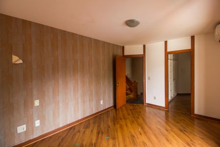 Casa de condomínio à venda com 380m², 4 quartos e 4 vagasSuíte master