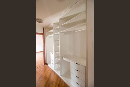 Casa de condomínio à venda com 380m², 4 quartos e 4 vagasCloset da suíte 1