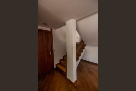 Casa de condomínio à venda com 380m², 4 quartos e 4 vagasEscada