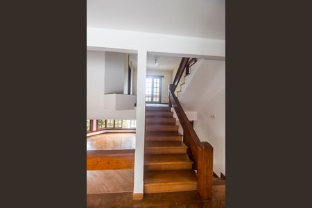 Casa de condomínio à venda com 380m², 4 quartos e 4 vagasEscada