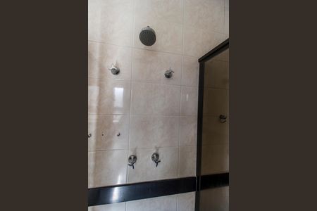 Casa de condomínio à venda com 380m², 4 quartos e 4 vagasEscada