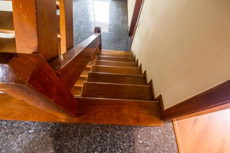 Casa de condomínio à venda com 380m², 4 quartos e 4 vagasEscada