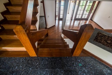 Casa de condomínio à venda com 380m², 4 quartos e 4 vagasEscada