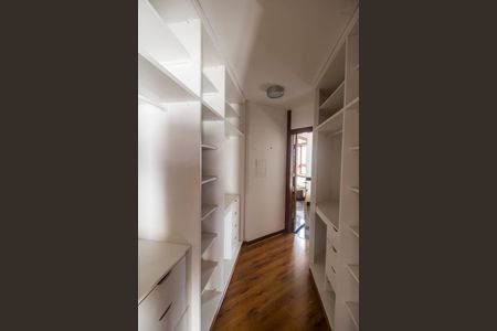 Casa de condomínio à venda com 380m², 4 quartos e 4 vagasCloset da suíte 1