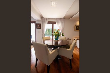 Casa à venda com 800m², 3 quartos e 6 vagasSala