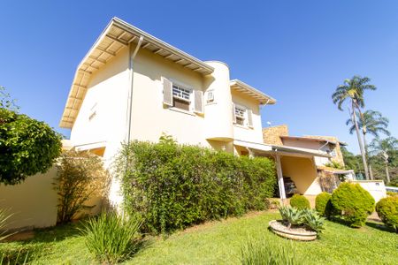 Casa de condomínio para alugar com 400m², 3 quartos e 4 vagas Casa de condomínio para alugar com 400m², 3 quartos e 4 vagasFachada