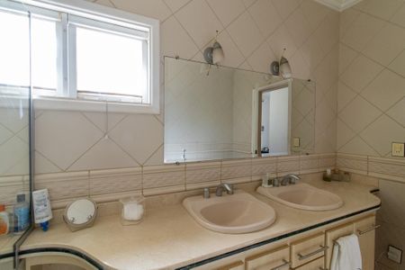 Casa de condomínio para alugar com 400m², 3 quartos e 4 vagas Casa de condomínio para alugar com 400m², 3 quartos e 4 vagasBanheiro Suíte