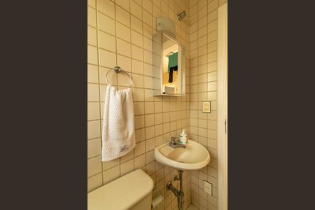 Casa de condomínio para alugar com 400m², 3 quartos e 4 vagas Casa de condomínio para alugar com 400m², 3 quartos e 4 vagasBanheiro de Serviço