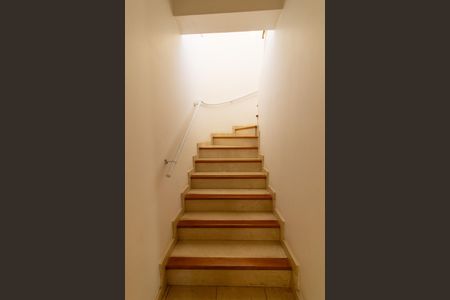 Casa de condomínio para alugar com 400m², 3 quartos e 4 vagas Casa de condomínio para alugar com 400m², 3 quartos e 4 vagasEscada