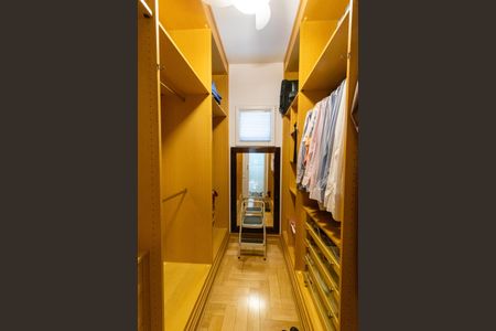 Casa de condomínio para alugar com 400m², 3 quartos e 4 vagas Casa de condomínio para alugar com 400m², 3 quartos e 4 vagasCloset Suíte