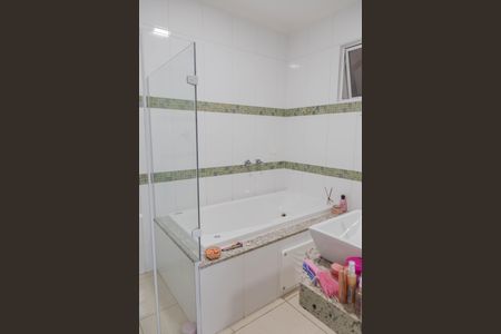 Casa à venda com 237m², 4 quartos e 8 vagasBanheiro Suíte 2 