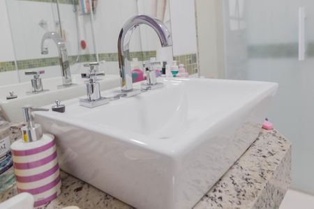 Casa à venda com 237m², 4 quartos e 8 vagasBanheiro Suíte 2 