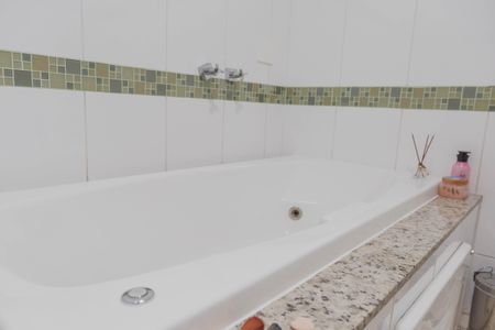 Casa à venda com 237m², 4 quartos e 8 vagasBanheiro Suíte 2 