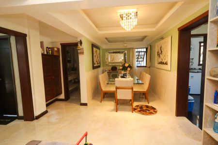 Casa à venda com 400m², 4 quartos e 3 vagas Casa à venda com 400m², 4 quartos e 3 vagasSala de Jantar