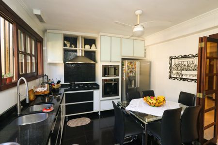 Casa à venda com 400m², 4 quartos e 3 vagas Casa à venda com 400m², 4 quartos e 3 vagasCozinha