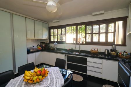 Casa à venda com 400m², 4 quartos e 3 vagas Casa à venda com 400m², 4 quartos e 3 vagasCozinha