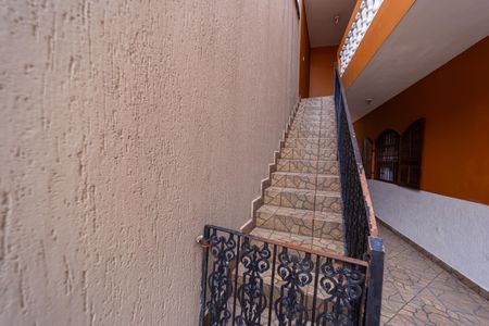 Casa à venda com 90m², 2 quartos e 1 vagaEscada