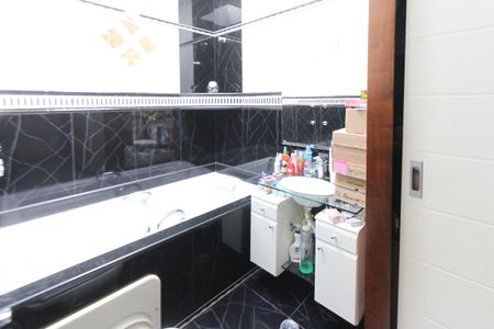 Casa à venda com 400m², 3 quartos e 2 vagas Casa à venda com 400m², 3 quartos e 2 vagasBanheiro da Suite