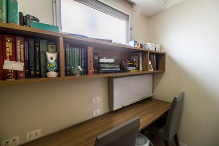 Casa de condomínio à venda com 182m², 5 quartos e 2 vagasEscritório