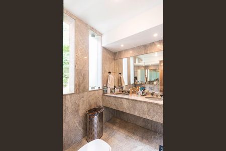 Casa à venda com 600m², 4 quartos e sem vagaBanheiro Suíte 1