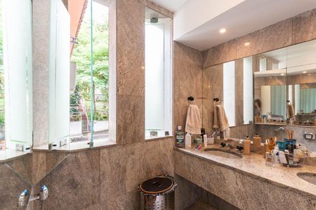 Casa à venda com 600m², 4 quartos e sem vagaBanheiro Suíte 1