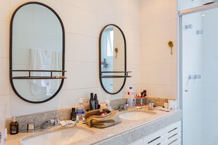 Apartamento à venda com 226m², 3 quartos e 4 vagasBanheiro da Suíte