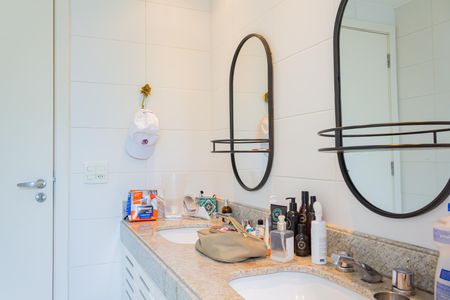 Apartamento à venda com 226m², 3 quartos e 4 vagasBanheiro da Suíte