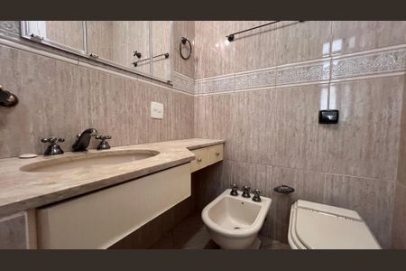 Apartamento à venda com 225m², 3 quartos e 2 vagas Apartamento à venda com 225m², 3 quartos e 2 vagasBanheiro de Serviço