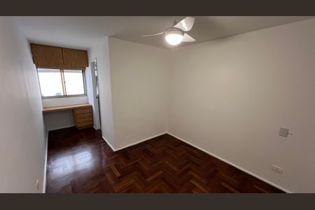 Apartamento à venda com 225m², 3 quartos e 2 vagas Apartamento à venda com 225m², 3 quartos e 2 vagasQuarto de Serviço