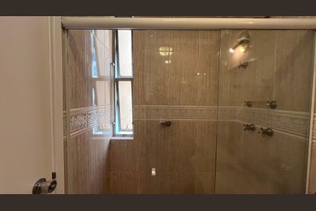 Apartamento à venda com 225m², 3 quartos e 2 vagas Apartamento à venda com 225m², 3 quartos e 2 vagasBanheiro de Serviço