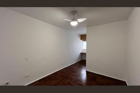 Apartamento à venda com 225m², 3 quartos e 2 vagas Apartamento à venda com 225m², 3 quartos e 2 vagasQuarto de Serviço
