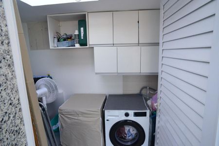 Apartamento à venda com 270m², 3 quartos e 2 vagas Apartamento à venda com 270m², 3 quartos e 2 vagasLavanderia