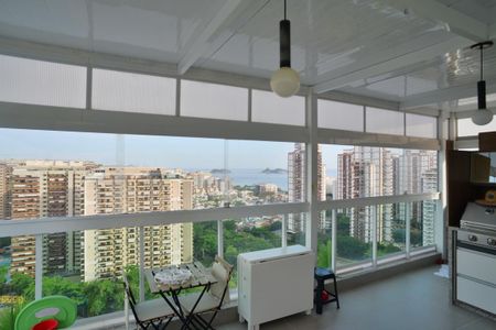 Apartamento à venda com 270m², 3 quartos e 2 vagas Apartamento à venda com 270m², 3 quartos e 2 vagasTerraço