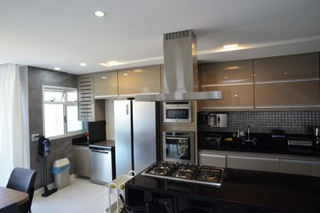 Cozinha de apartamento à venda com 3 quartos, 230m² em Barra da Tijuca, Rio de Janeiro