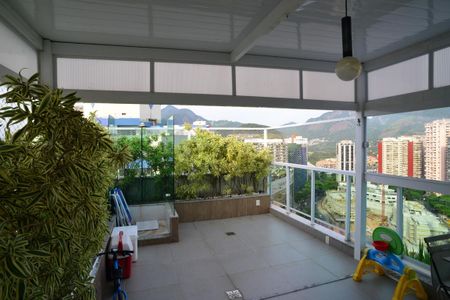 Apartamento à venda com 270m², 3 quartos e 2 vagas Apartamento à venda com 270m², 3 quartos e 2 vagasTerraço