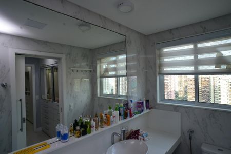 Apartamento à venda com 270m², 3 quartos e 2 vagas Apartamento à venda com 270m², 3 quartos e 2 vagasBanheiro Suíte Principal