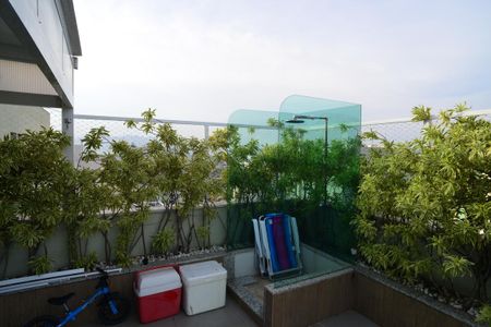 Apartamento à venda com 270m², 3 quartos e 2 vagas Apartamento à venda com 270m², 3 quartos e 2 vagasTerraço