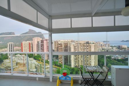 Apartamento à venda com 270m², 3 quartos e 2 vagas Apartamento à venda com 270m², 3 quartos e 2 vagasTerraço