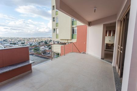 Casa à venda com 337m², 4 quartos e 4 vagas Casa à venda com 337m², 4 quartos e 4 vagasVaranda do Salão de Festas no 3° Pavimento