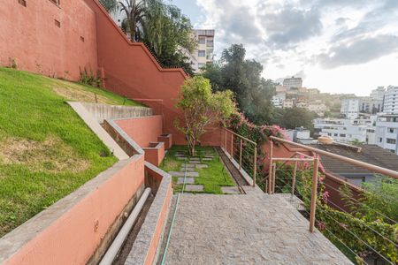 Casa à venda com 337m², 4 quartos e 4 vagas Casa à venda com 337m², 4 quartos e 4 vagasQuintal