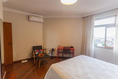 Casa à venda com 337m², 4 quartos e 4 vagas Casa à venda com 337m², 4 quartos e 4 vagasSuíte no 2° Pavimento