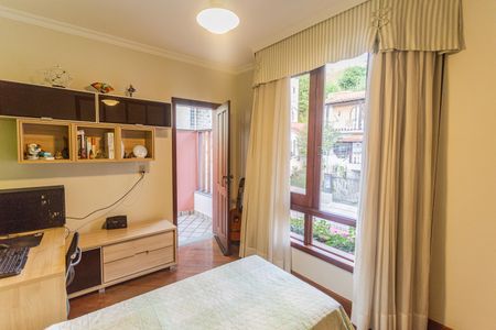 Casa à venda com 337m², 4 quartos e 4 vagas Casa à venda com 337m², 4 quartos e 4 vagasQuarto 4 no 2° Pavimento