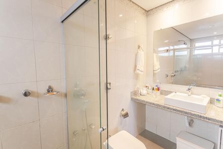 Casa à venda com 337m², 4 quartos e 4 vagas Casa à venda com 337m², 4 quartos e 4 vagasBanheiro da Suíte no 2° Pavimento