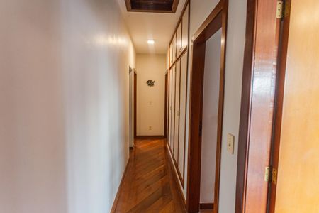 Casa à venda com 337m², 4 quartos e 4 vagas Casa à venda com 337m², 4 quartos e 4 vagasCorredor no 2° Pavimento