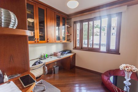 Casa à venda com 337m², 4 quartos e 4 vagas Casa à venda com 337m², 4 quartos e 4 vagasQuarto 2 no 2° Pavimento