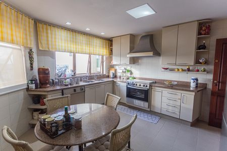 Casa à venda com 337m², 4 quartos e 4 vagas Casa à venda com 337m², 4 quartos e 4 vagasCozinha