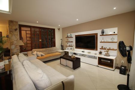 Casa de condomínio à venda com 390m², 4 quartos e 2 vagasSala